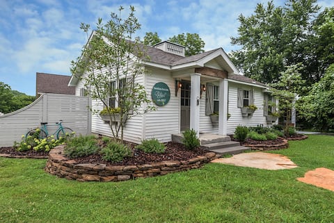 Benton House | Cozy Farmhouse |Convenient Location