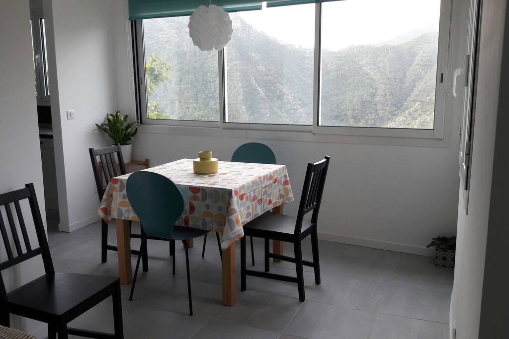 La salle à manger avec vue sur la montagne. La table peut être agrandie pour 6 personnes.