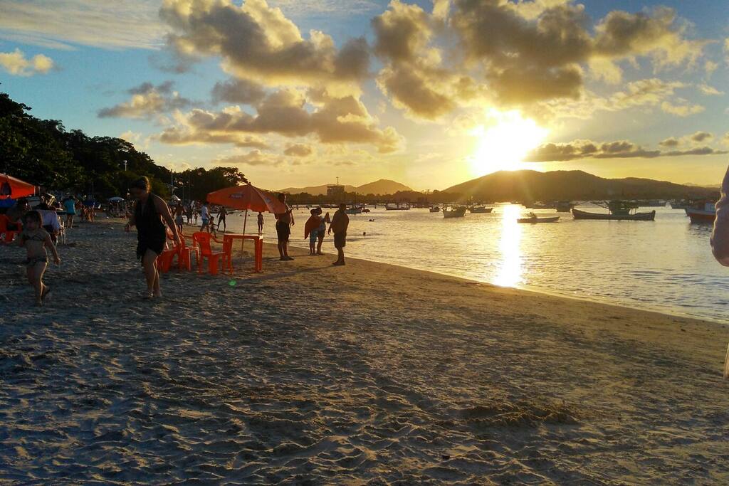Praia do trapiche ideal para crianças pois não tem onda local arborizada com bastante sombra tendo opção sol ou sombra fica a 400 metros dá hospedagem.