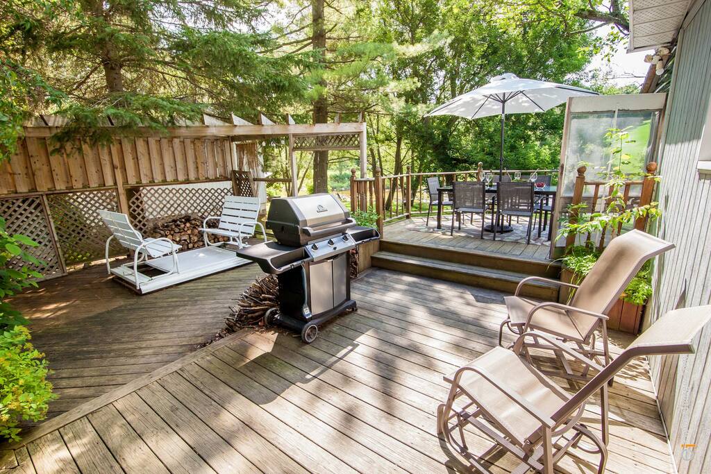Grande terrasse avec BBQ, balançoire et table pour 6