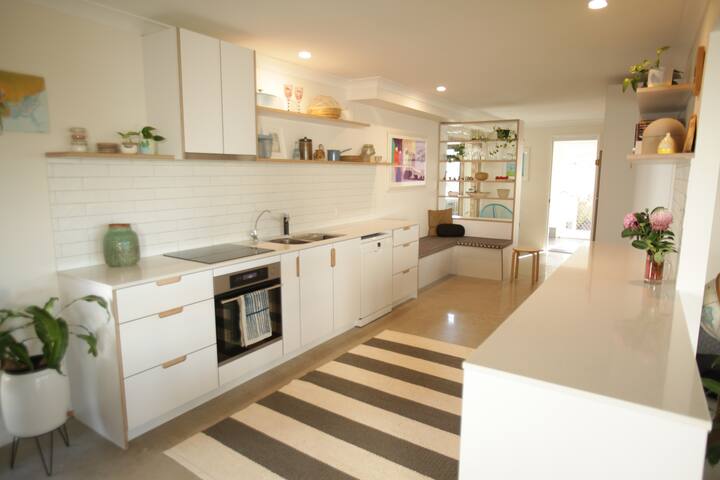 Large, comfortable Bangalow home gallery image 3