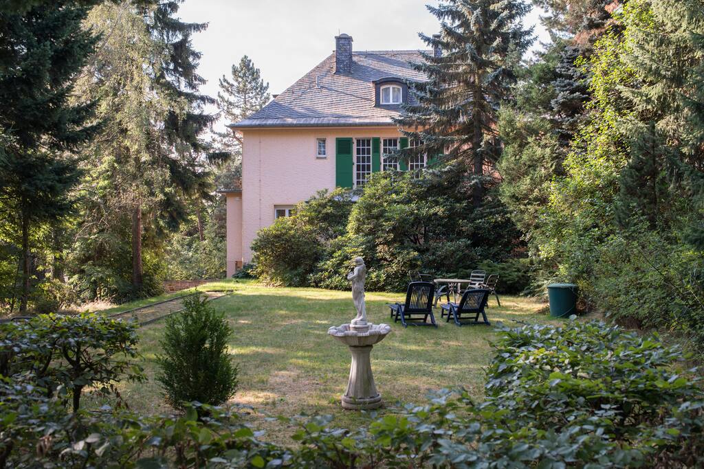 Frontansicht und Gemeinschaftsgarten