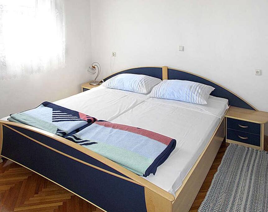 1 double bed bedroom
