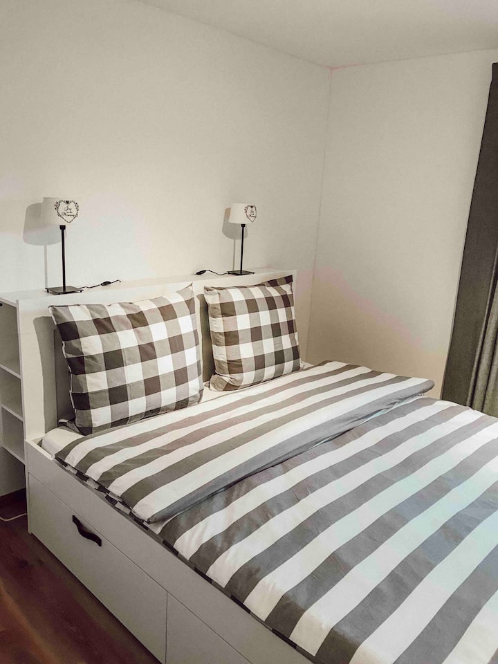 Krevati dopio në dhomën e gjumit. 
[Më shumë fotografi në Instagram @wremersummerhouse]