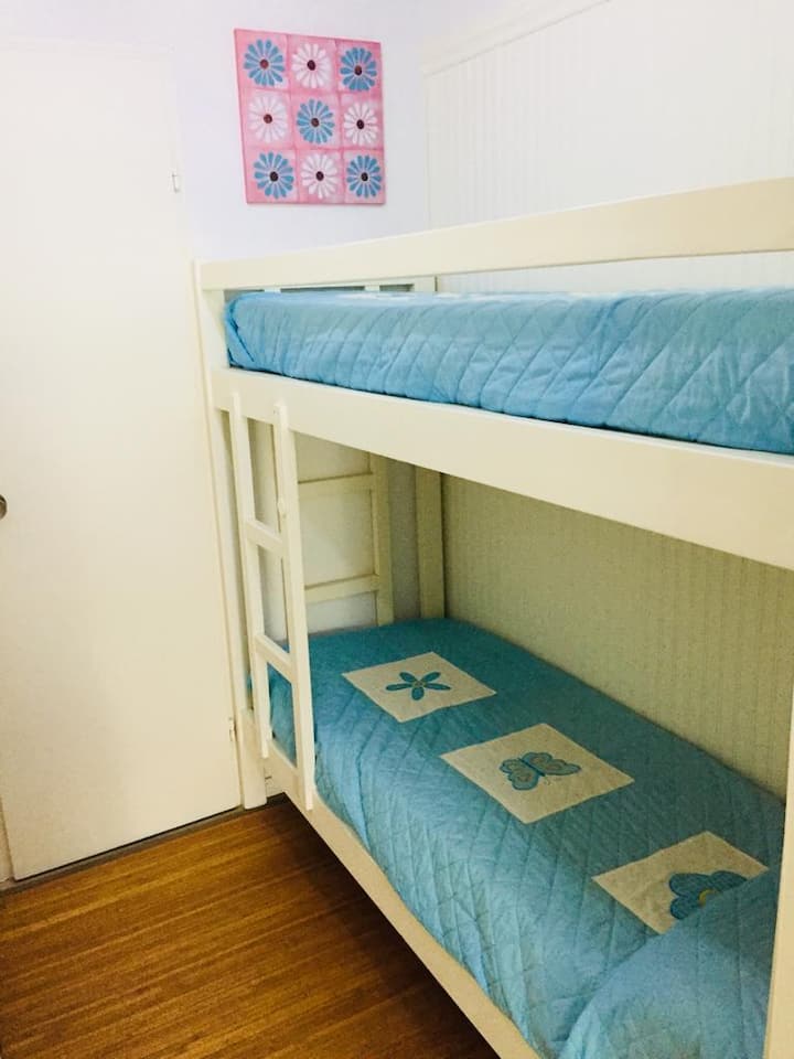 חדר שינה 3 חדרי רחצה עם שירותים