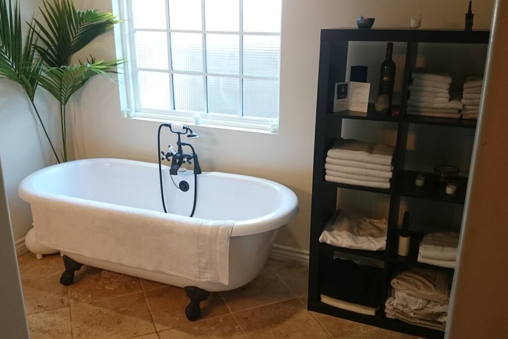 Private Suite - Champagne Massage Tub