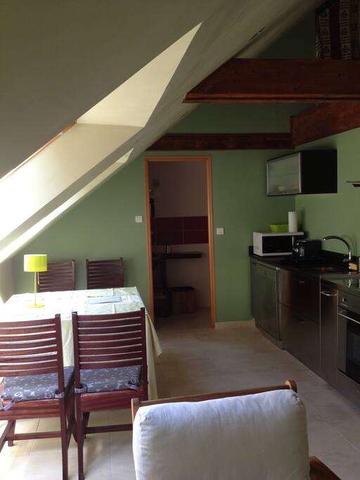 Vous vivez à l'étage de la grande maison non habitée