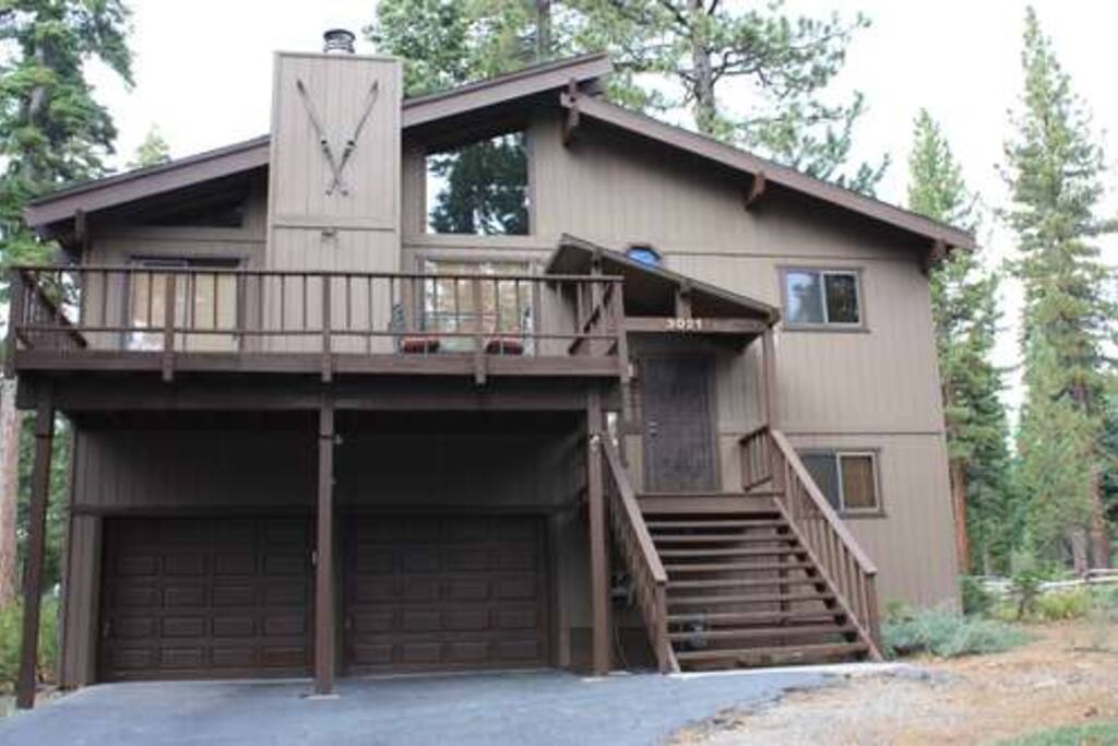 front view of this lovely Highlands home