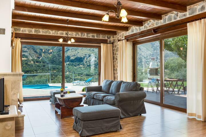 Villa Asigonia with heated pool & Whirlpool gallery image 2