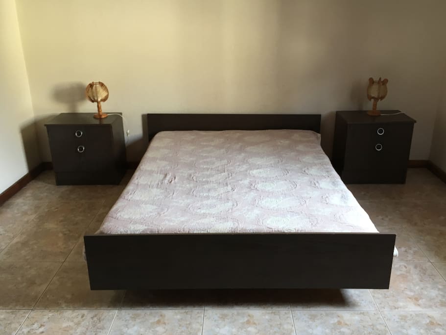 Quarto 1 com cama de casal