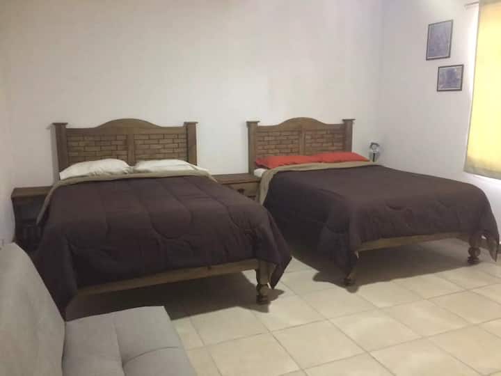 ห้องนอนในอพาร์ทเมนท์ 2 พร้อมเตียงคู่ 2 เตียงและเตียงโซฟา