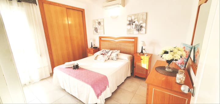 Chumba cha kulala cha watu wawili kilicho na kitanda cha mtoto