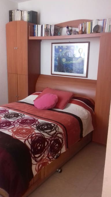 Cómoda habitación con cama matrimonial