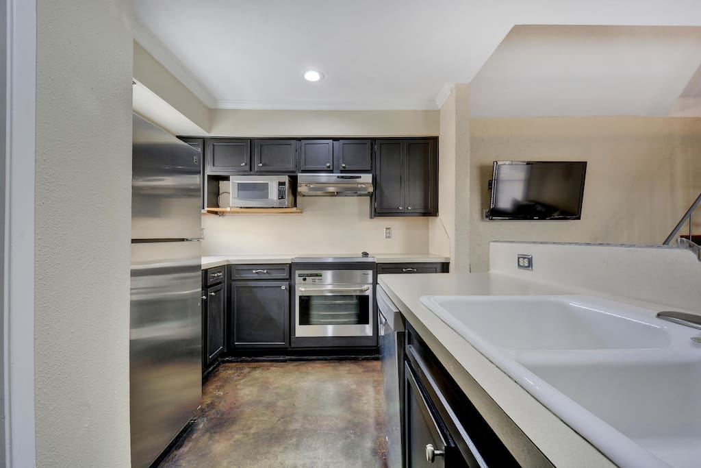 Nice kitchen with stainless aplliances