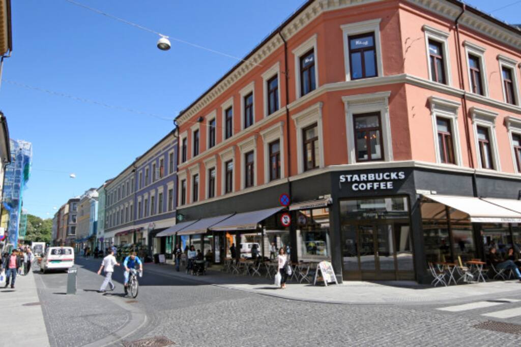 Denne gaten MÅ man bare ta seg en tur, du har steder som Crow, Yummi Heaven, Munchies, Starbucks og mange flere! This is the place to be. Se på Linken som vedlagt og bli fristet: https://www.youtube.com/watch?v=drxO6W8LsFY