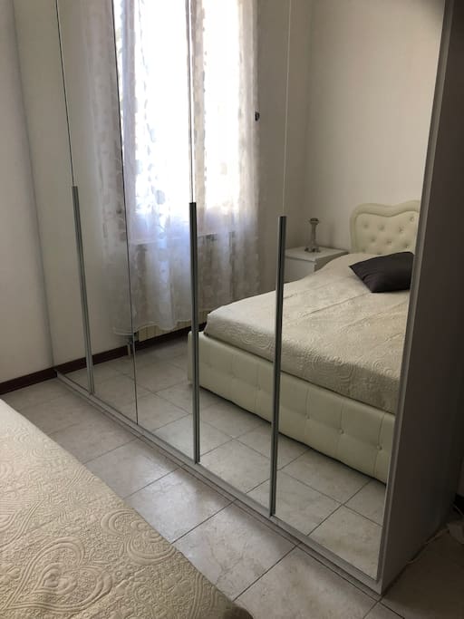 Main bedroom with mirror
Camera principale con specchi