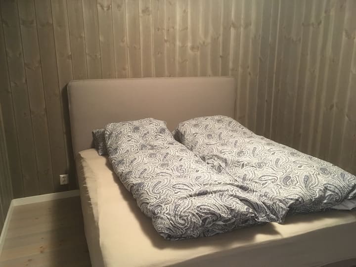 Spálňa 1: manželská posteľ 180 x 200 cm. K dispozícii je aj cestovná posteľ pre deti do 5 rokov. Máme na to matrac navyše a detskú perinu.