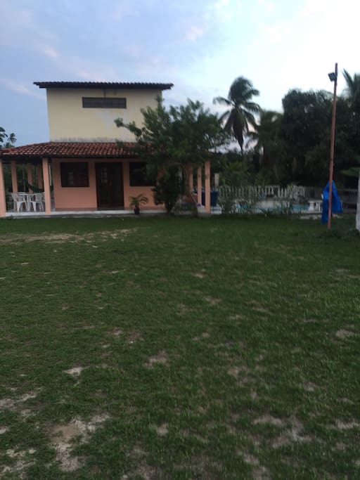 Casa de dois andares com area para se jogar futebol.