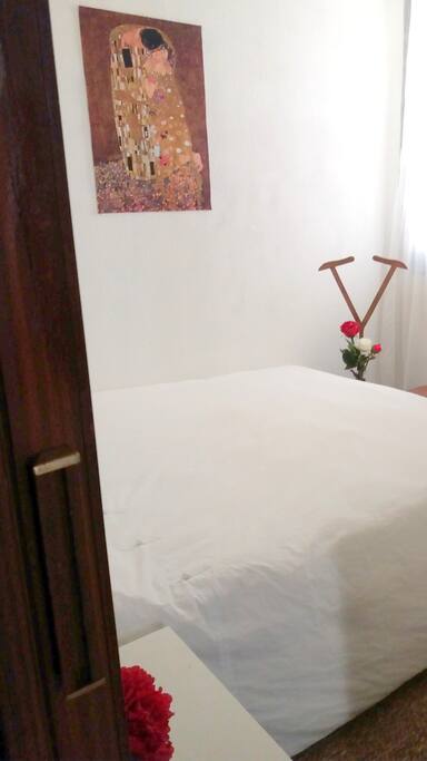 Habitación, ventana y cama doble.