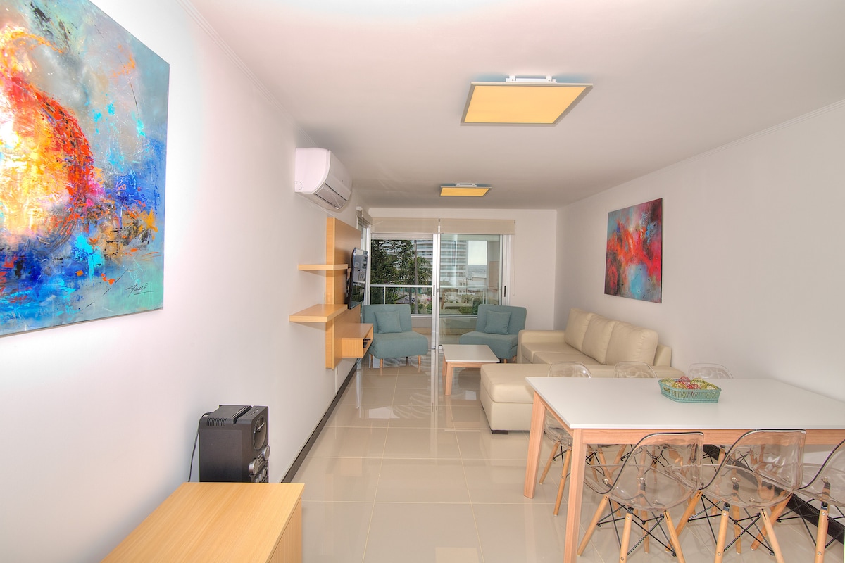 סלון. יש בו ריהוט שתוכנן במיוחד לדירה, טלוויזיה, מיזוג אוויר בטכנולוגיית אינוורטר וציורים של אמן אורוגוואי.