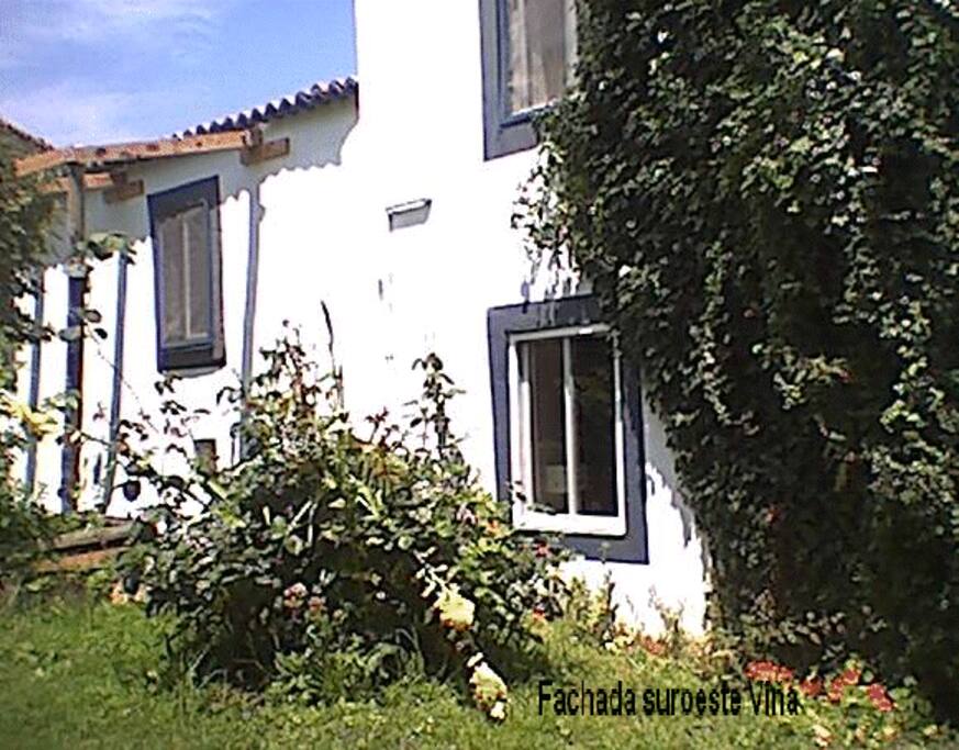 La casa vista desde el jardín grande