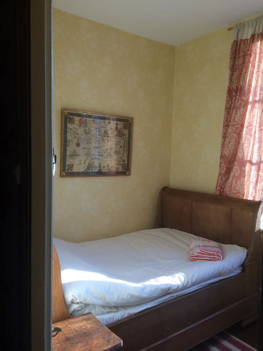 Small bedroom with demi-lit (2 small children or one small adult)