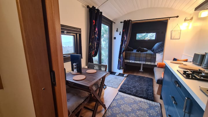 Romantic Luxury Shepherd's Hut Blairgowrie