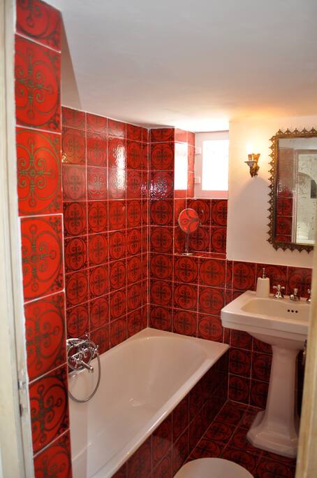 Bathroom with tub/shower and original maiolica tiles