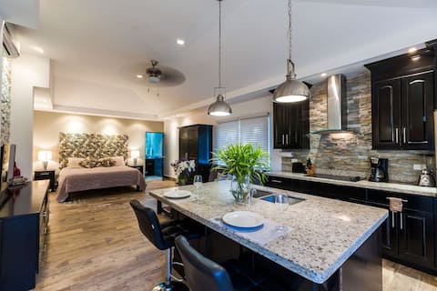 Modern Tamarindo Beach Condo w/Pool~Casa Chameleon