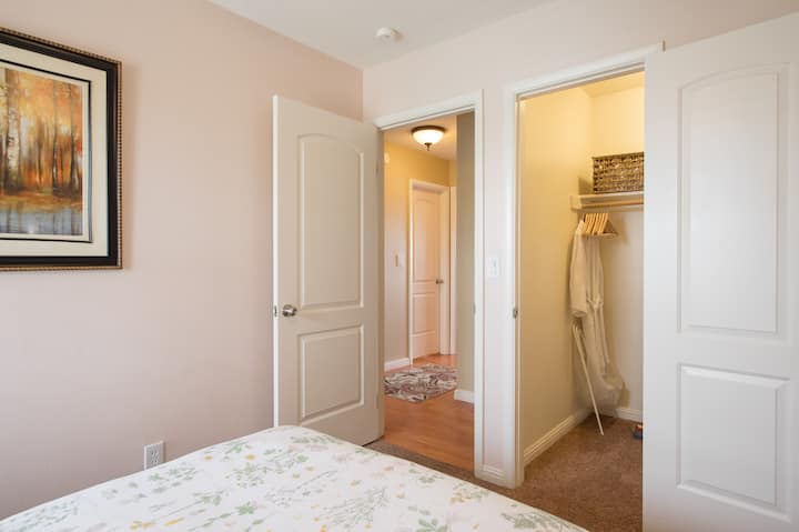 Chumba cha kulala# 2 kilicho na Kabati la Kuingia