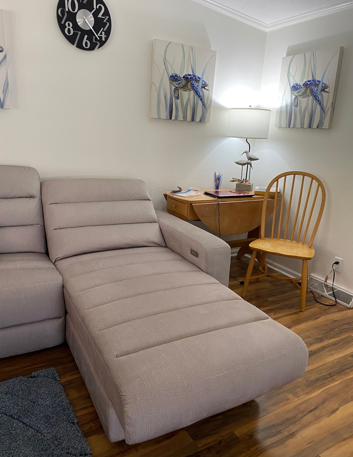 هذا سرير مزدوج طويل يعد جزءًا من اللف حول الأريكة. لا يزال هناك مساحة كافية لطفل آخر للاسترخاء في الليل.