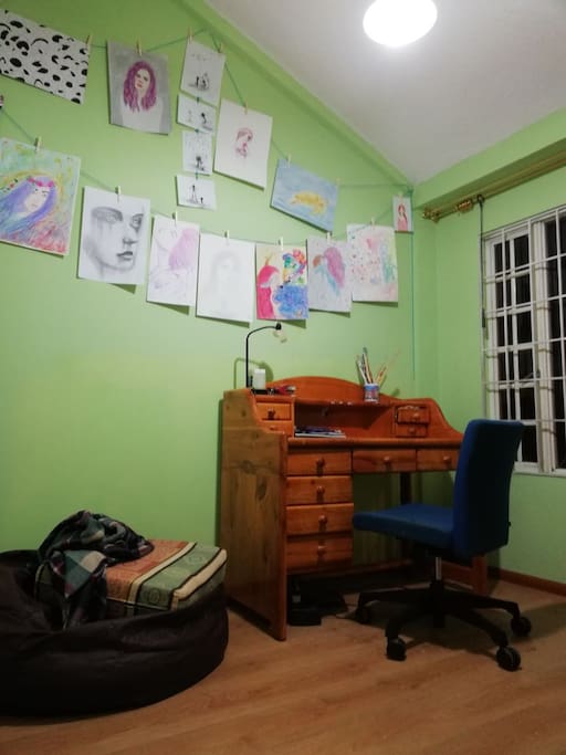 -Studio where you may use your computer.
-Estudio donde puede utilizar su computadora.