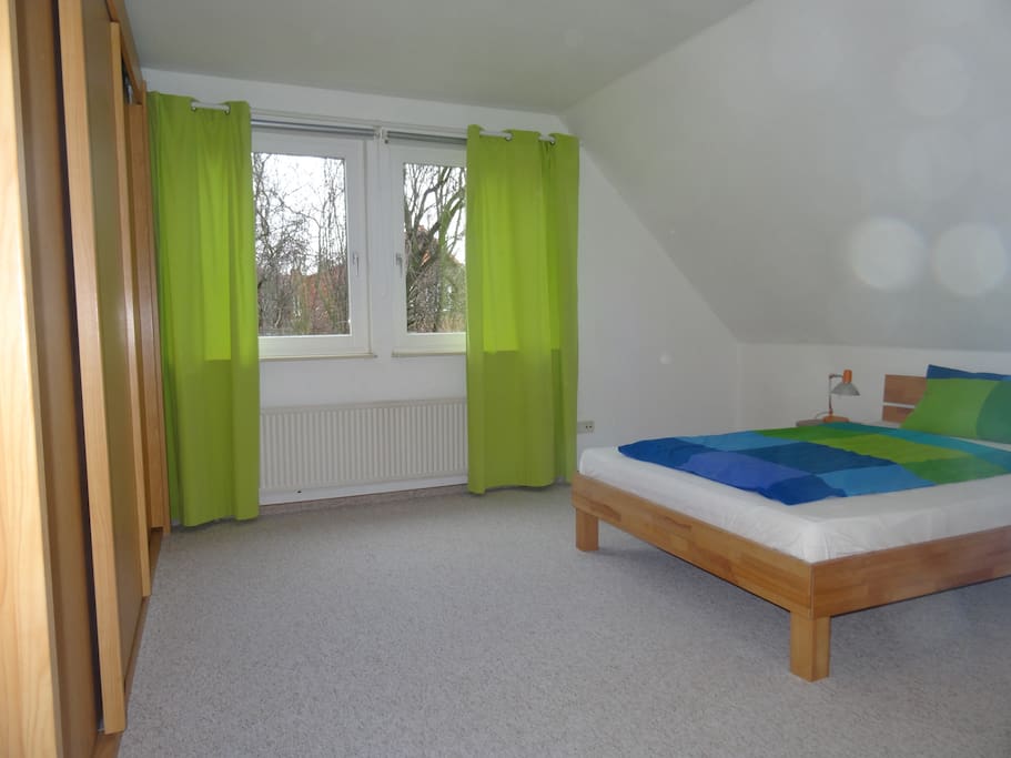 Schlafzimmer mit Doppelbett