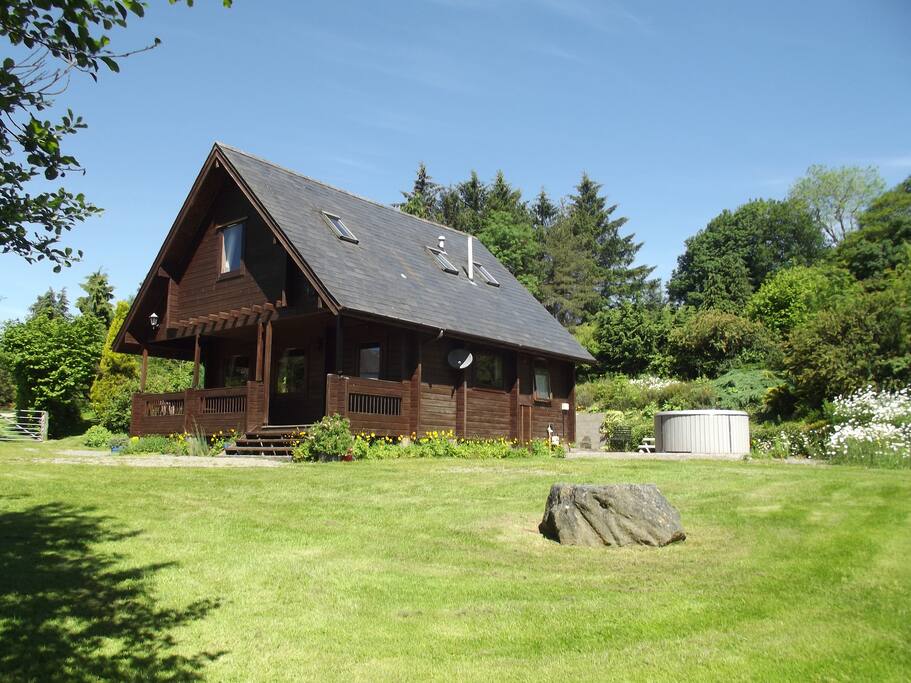 Cosy lodge with enclosed garden and hot tub.