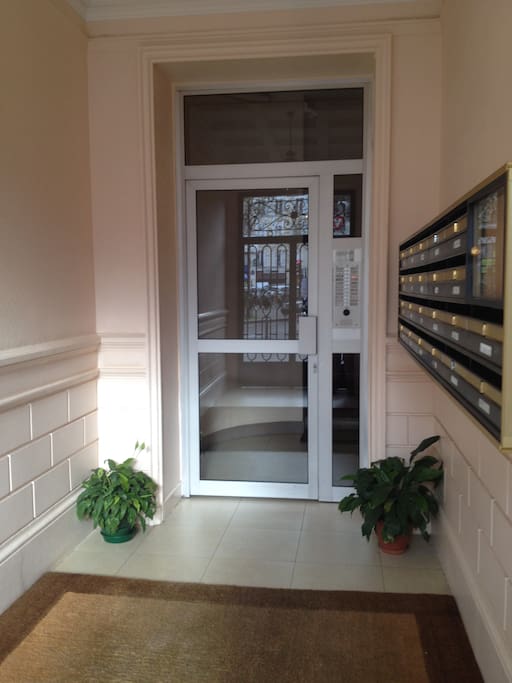 entrée de l'immeuble avec interphone