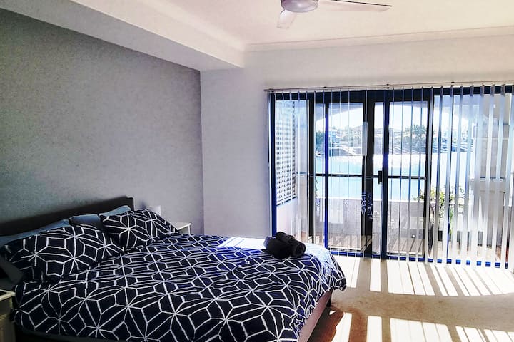 ห้องนอนใหญ่พร้อมวิวคลอง