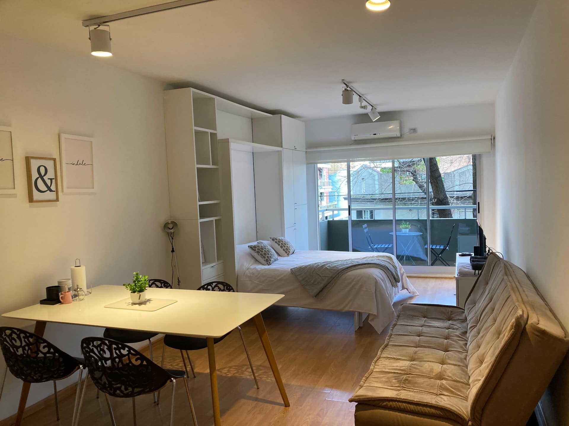 Studio apartment facing Solar Shopping Mall in Palermo