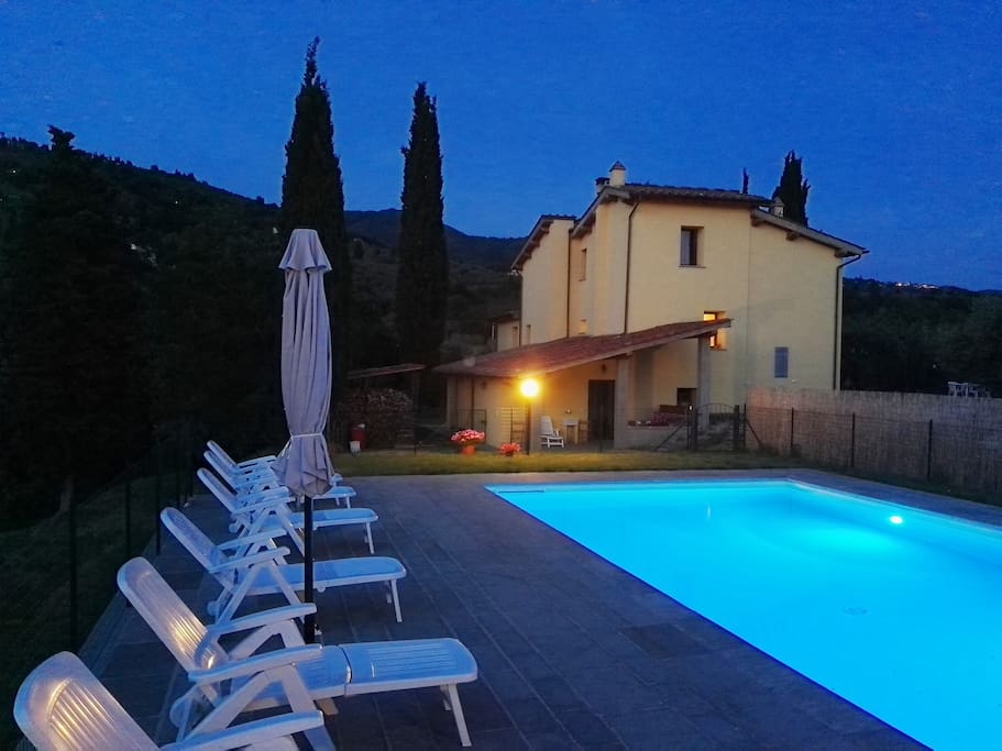 Vista struttura e piscina di sera.