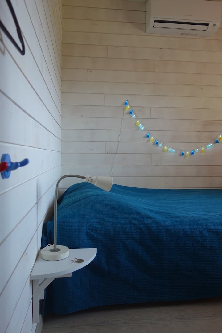 ในการนัดพบห้องนอนที่สามมีเตียงคู่ขนาด 140 x 190 และ...