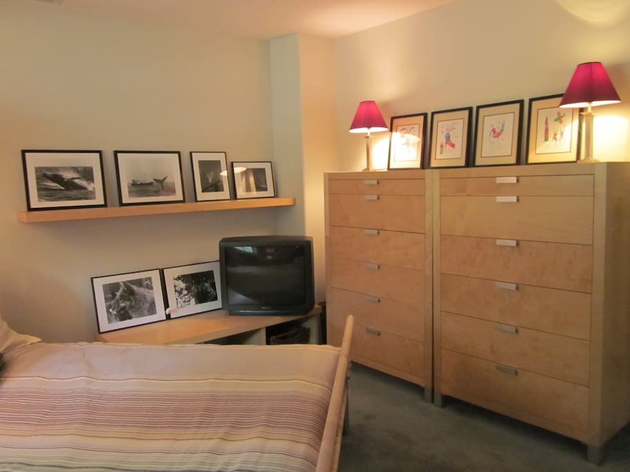 Lots of drawers for storage