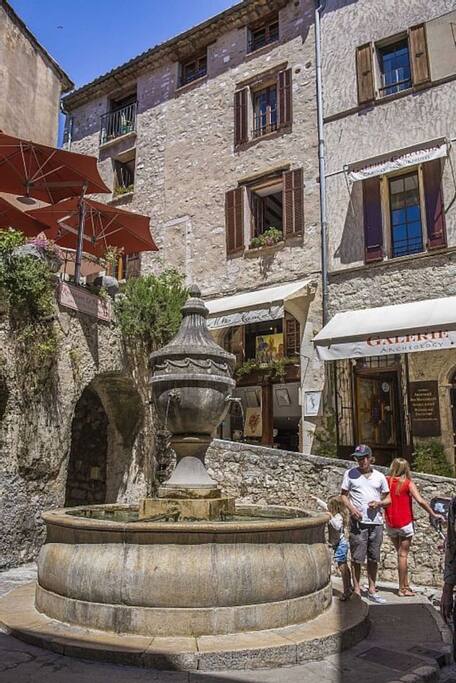 the "grande fontaine" in front of the house