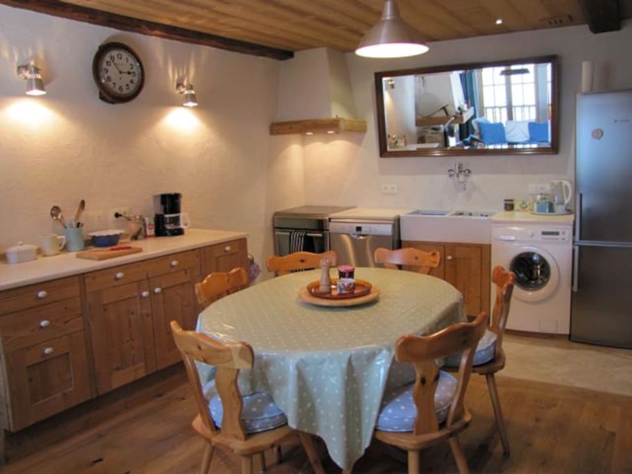WELL EQUIPPED MODERN KITCHEN