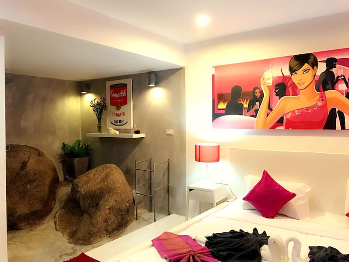 Кревет и туш кабина на долниот кат