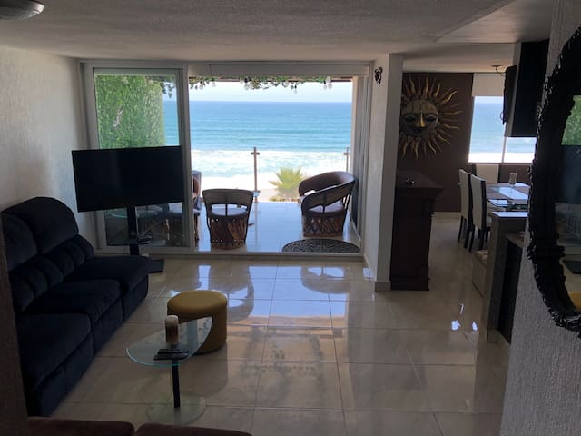 Condo with amazing ocean front view !