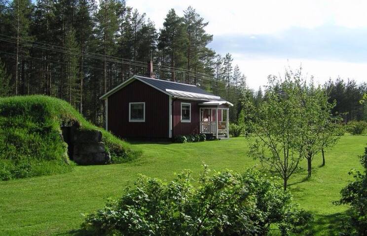Charmig stuga i naturskön omgivning