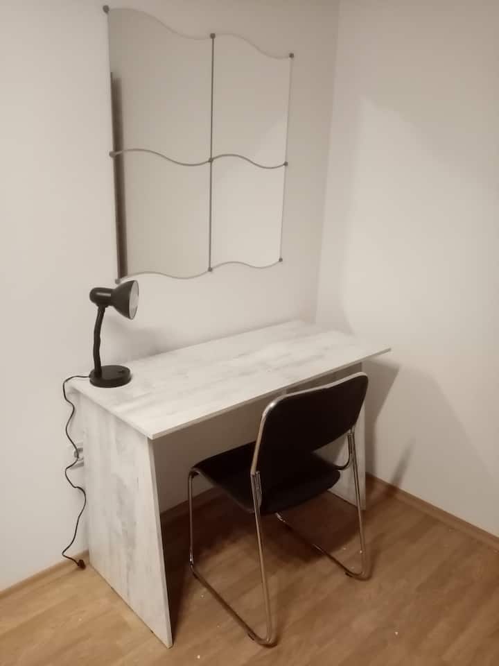 Radni stol i ogledalo u spavaćoj sobi .