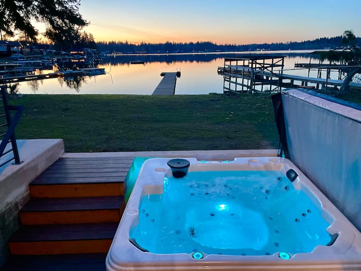 Cozy Lakefront Cottage - Hot Tub & Fire Table!