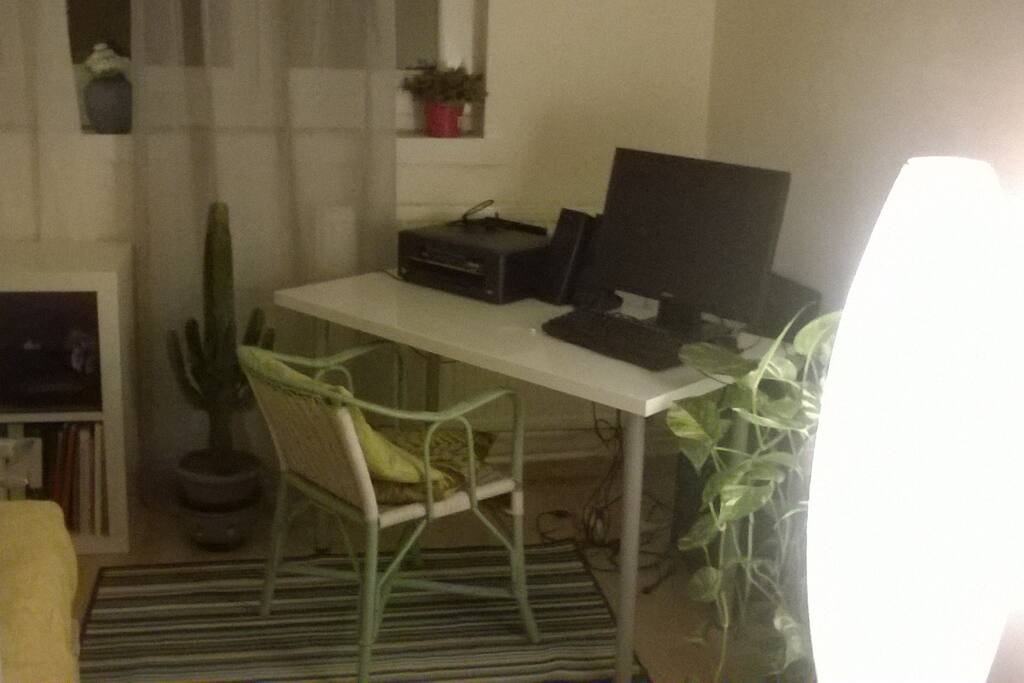Un bureau disponible pour travailler avec un écran possible à connecter à votre portable :-)