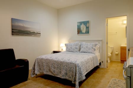 Steps to Sand Studio Apartment in Newport Beach
