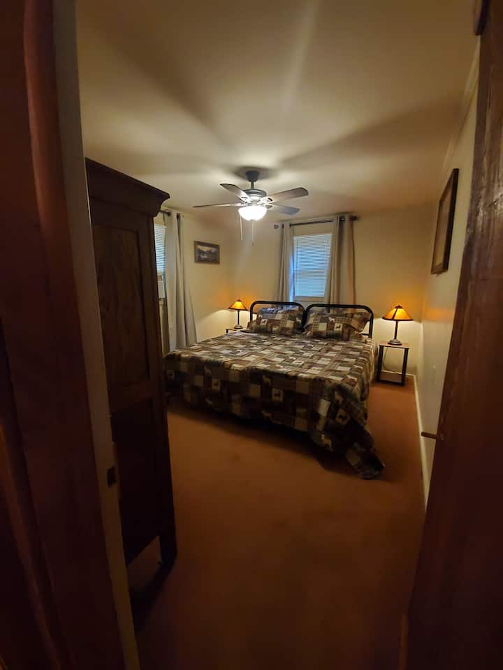 Main Bedroom: King Bed